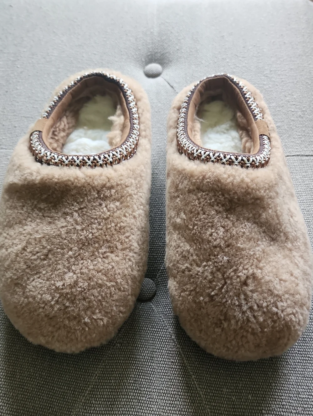 UGG Tasman Maxi Curly Plush Sheepskin Slip On comfort Size 4